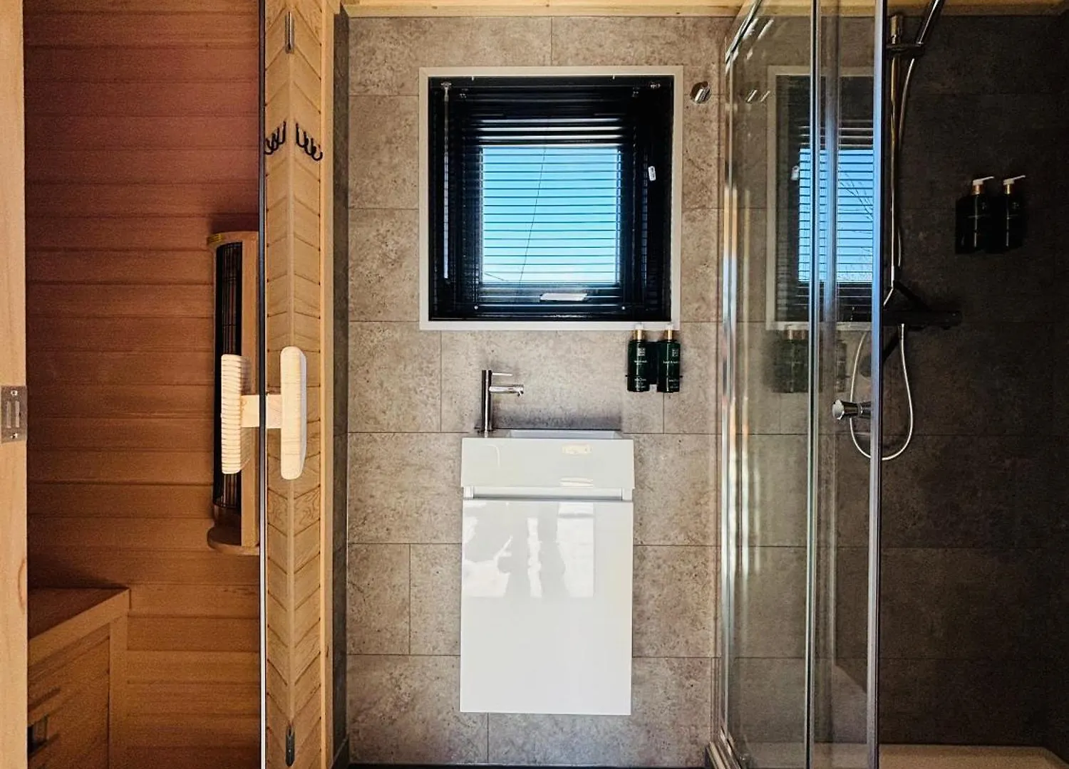 Basecamp Amsterdam Hotel 4*,  Holland